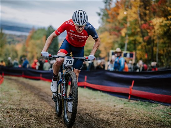 Victor Verreault accroche son vélo 