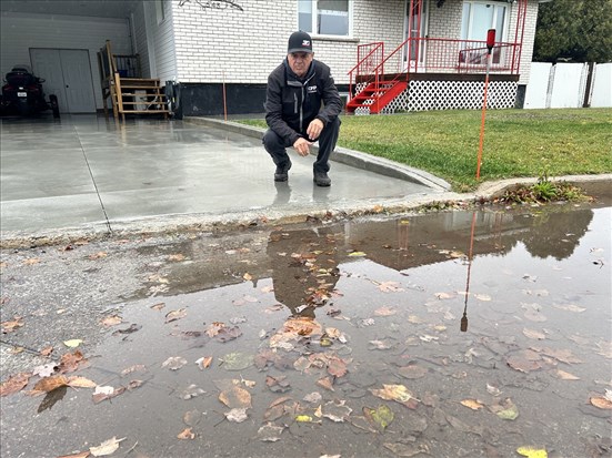 De l’eau en permanence en face de chez lui 